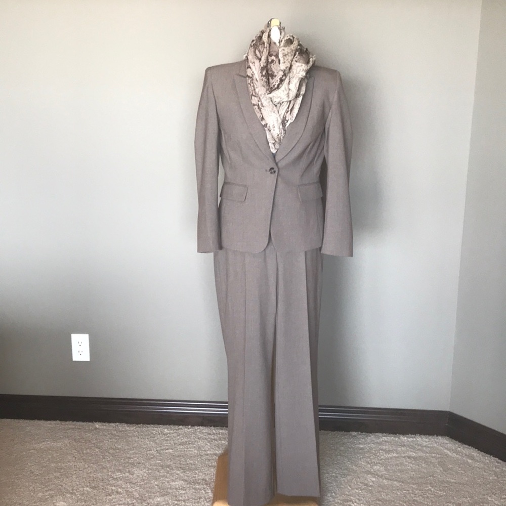 Tahari Size 6 Suit.